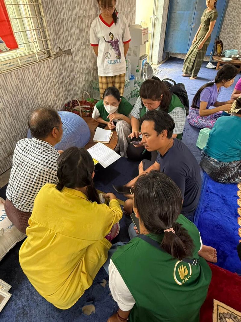 自緬甸強震10日以來,法鼓山結合在地使節、臺商、慈善機構的力量,突破諸多不易,已將受難地區所需生活物資,運往華人稱為瓦城的曼德 自緬甸強震10日以來,法鼓山結合在地使節、臺商、慈善機構的力量,突破諸多不易,已將受難地區所需生活物資,運往華人稱為瓦城的曼德