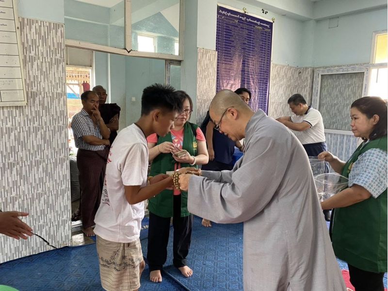 秘書長常惺法師逐一為孩子們和小沙彌戴上念珠,致贈「平安無事」檜木吊飾,轉達法鼓山方丈和尚果暉法師及僧團的祝福. 秘書長常惺法師逐一為孩子們和小沙彌戴上念珠,致贈「平安無事」檜木吊飾,轉達法鼓山方丈和尚果暉法師及僧團的祝福.