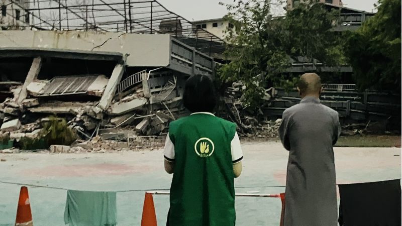 法鼓山慈善基金會秘書長常惺法師與隨行義工,以觀音菩薩聖號為往生者祝禱,盼楊枝甘露遍灑,受苦民眾早日遠離苦難,受災之處能重拾繁盛. 法鼓山慈善基金會秘書長常惺法師與隨行義工,以觀音菩薩聖號為往生者祝禱,盼楊枝甘露遍灑,受苦民眾早日遠離苦難,受災之處能重拾繁盛.