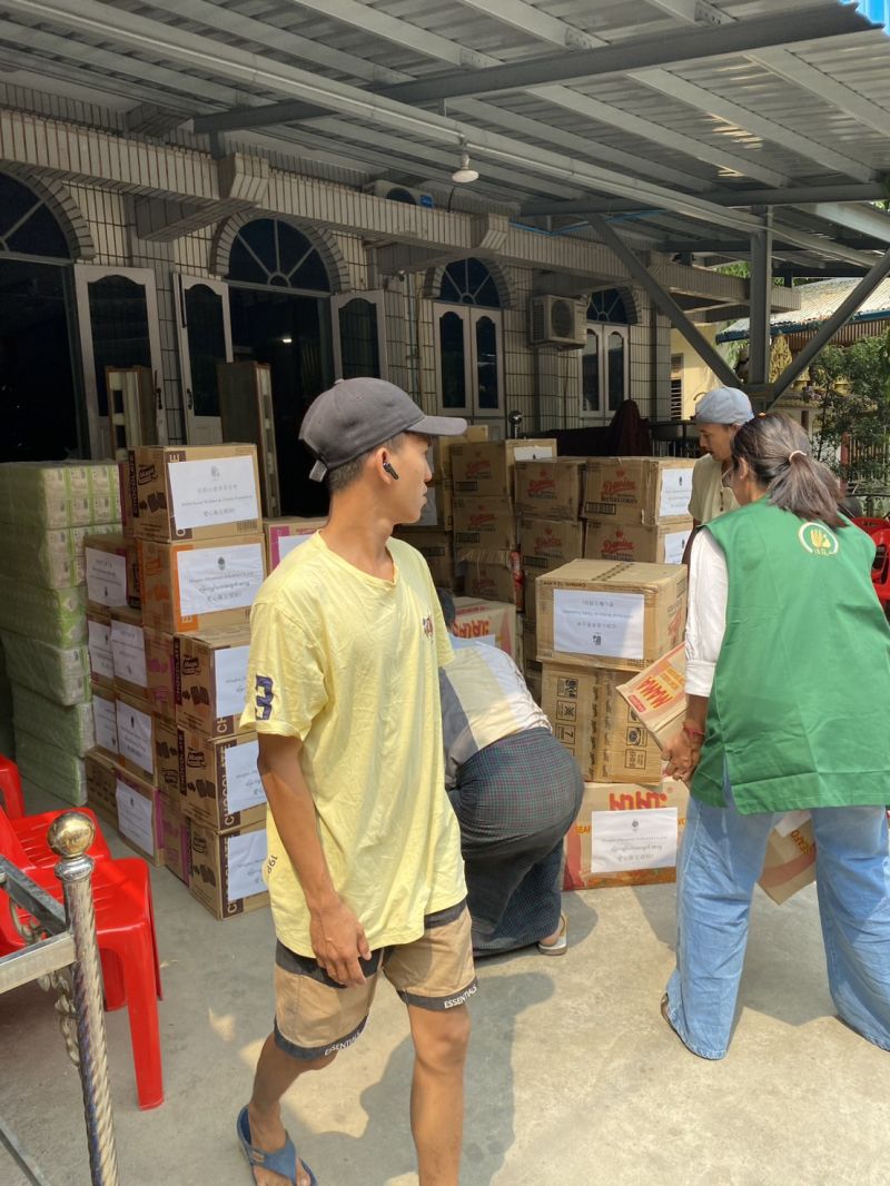 常惺法師代表法鼓山僧俗善信,致贈瓦城受難民眾食物等民生物資和災害關懷 常惺法師代表法鼓山僧俗善信,致贈瓦城受難民眾食物等民生物資和災害關懷