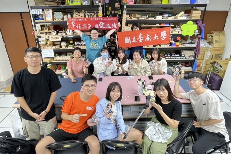 南大特教系林千玉教授主持「幸福集氣、讓愛延續」計畫,透過自造(Maker)概念開發輔助科技裝置,獲首獎肯定. 南大特教系林千玉教授主持「幸福集氣、讓愛延續」計畫,透過自造(Maker)概念開發輔助科技裝置,獲首獎肯定.