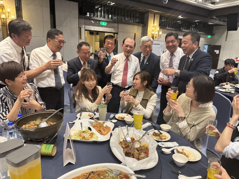 理監事逐桌敬酒。