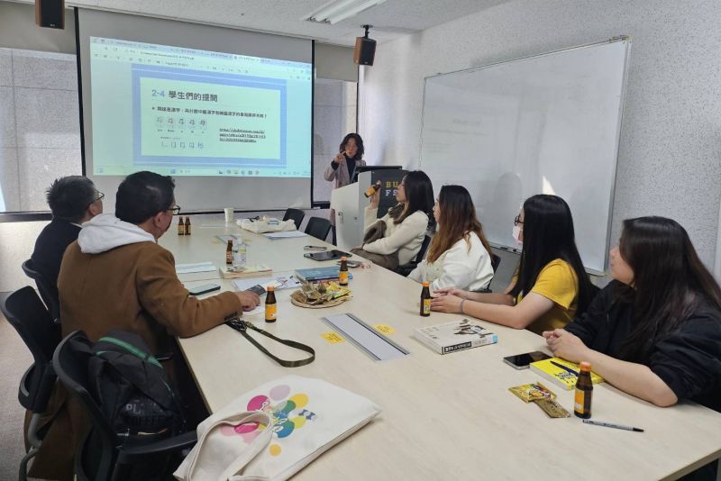 南大師生釜山外語大學探討兩岸與日韓筆順及字形的差異,討論氣氛熱烈如同釜山春日盛開的櫻花. 南大師生釜山外語大學探討兩岸與日韓筆順及字形的差異,討論氣氛熱烈如同釜山春日盛開的櫻花.