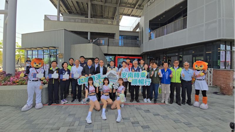 台南市安順轉運站啟動儀式  台南市長黃偉哲 交通部公路局長陳文瑞 嘉義監理所所長黃萬益 立法委員陳亭妃 暨來賓合影  圖片來源：記者  林 清 雲  攝