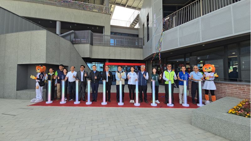 台南市安順轉運站啟動儀式  台南市長黃偉哲 交通部公路局局長陳文瑞 嘉義監理所所長黃萬益 立法委員陳亭妃 暨來賓合影  圖片來源：記者  林 清 雲  攝