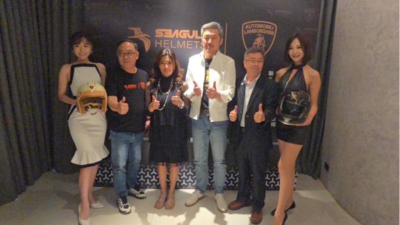 台灣工藝×義式傳奇：海鷗安全帽和藍寶堅尼兩大品牌跨界聯名 打造安全帽精品新美學御膳坊副總經理黃淑與藍寶堅尼總經理聯手推薦兩款安全帽與來賓合影  圖片來源：記者  林 清 雲  攝