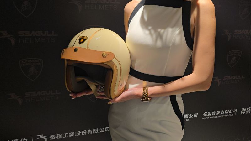 傳統型安全帽造型  圖片來源：記者  林 清 雲  攝