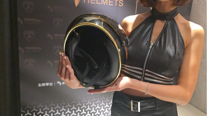 LEGO 樂高帽兼具未來感與收藏價值。內襯由柔軟舒適的小羊皮精心設計製作。  圖片來源：記者  林 清 雲  攝