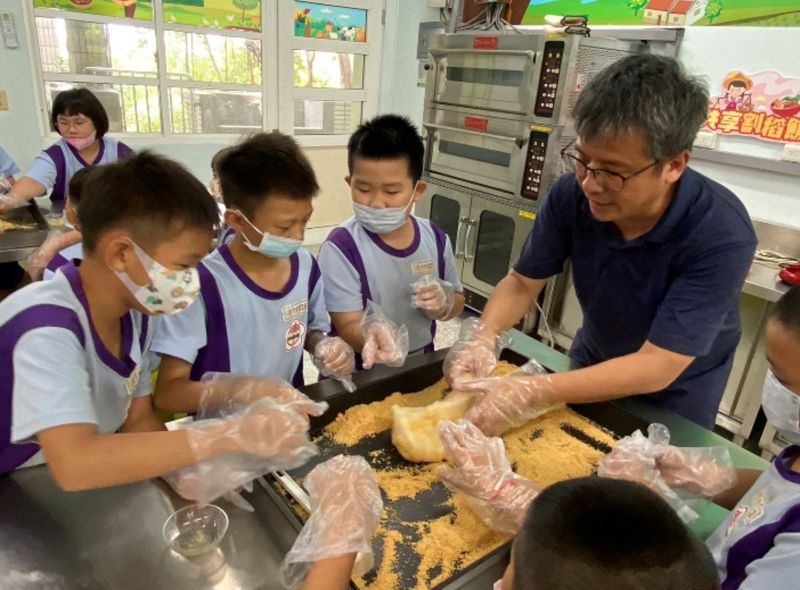 鼓勵各公立國小踴躍參與食米學園計畫,讓學童瞭解稻作生產及生態永續的連結,深化對土地資源永續的觀念及培養學童喜愛米食。 鼓勵各公立國小踴躍參與食米學園計畫,讓學童瞭解稻作生產及生態永續的連結,深化對土地資源永續的觀念及培養學童喜愛米食。