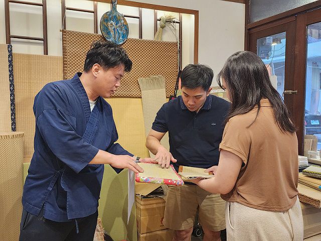 李宗勳細心詢問客人訂製需求、給予建議。（鄭佩雯拍攝）.