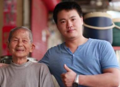 李金水、李宗勳2015年合影。祖孫隔代差異因榻榻米技藝傳承而縫合。（李宗勳提供）.