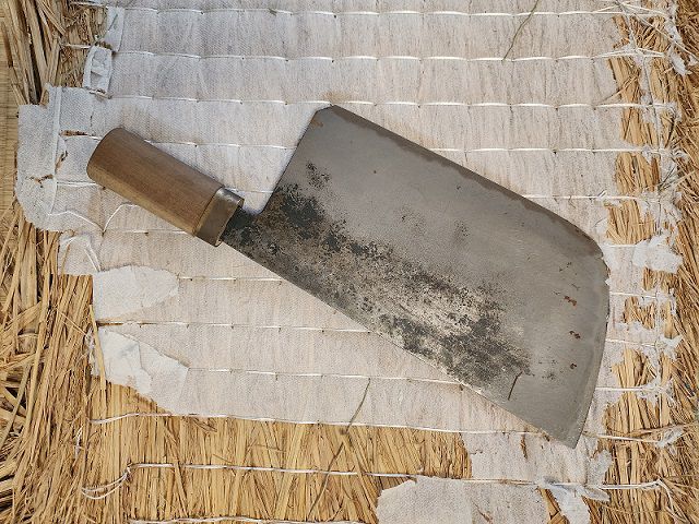 榻榻米專用鋼刀，十分鋒利，磨刀是李宗勳每天的重要工作。（鄭佩雯拍攝）.