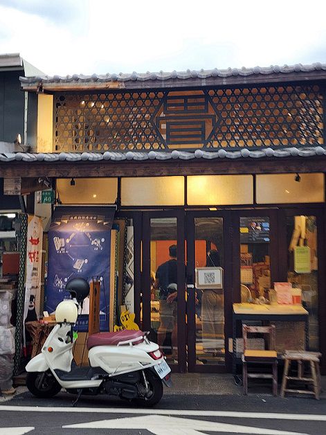 維持手工製蓆的泉興疊店是新美街特色店家。（鄭佩雯拍攝）
