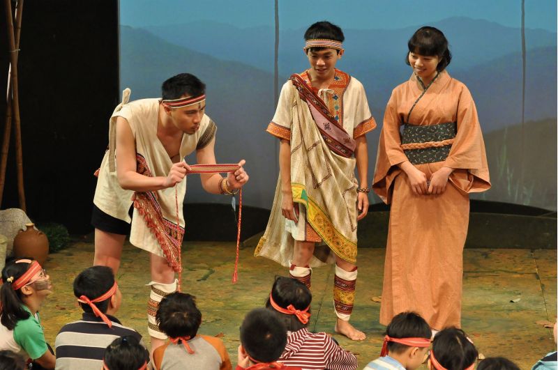 南大許瑞芳副教授與國立臺灣歷史博物館合作2009年教習劇場《彩虹橋》劇中父親比浩與觀眾進行互動,秀給觀眾看比穗依母親送給瓦歷斯的成年賀禮. 南大許瑞芳副教授與國立臺灣歷史博物館合作2009年教習劇場《彩虹橋》劇中父親比浩與觀眾進行互動,秀給觀眾看比穗依母親送給瓦歷斯的成年賀禮.