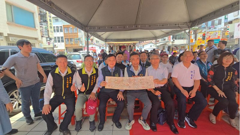 台灣府城隍廟主任委員郭榮哲台南市民政局長姜淋煌文化局長林韋旭、新設計以鳥瞰視角設計的路關地圖今日首度公開亮相與來賓合影 圖片來源:記者 林 清 雲 攝 台灣府城隍廟主任委員郭榮哲台南市民政局長姜淋煌文化局長林韋旭、新設計以鳥瞰視角設計的路關地圖今日首度公開亮相與來賓合影 圖片來源:記者 林 清 雲 攝