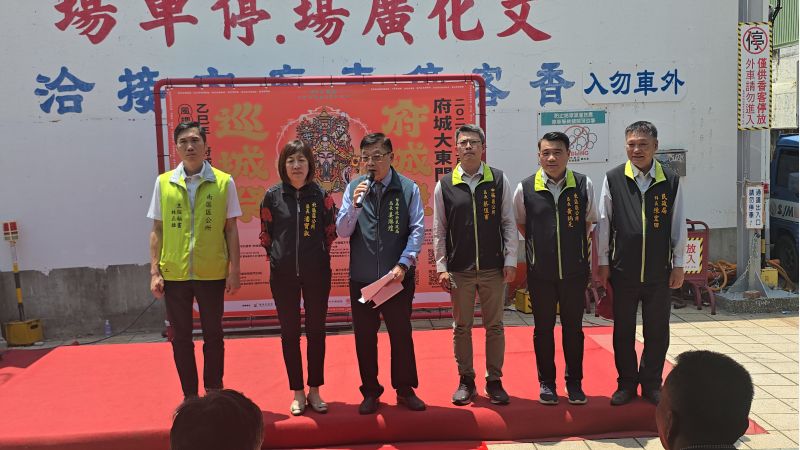 台南市民政局長姜淋煌(左三)致詞與台南市東區區長黃炳元(右二),中西區區長蔡佳甫(右三)三)北區區長潘 圖片來源:記者 林 清 雲 攝 台南市民政局長姜淋煌(左三)致詞與台南市東區區長黃炳元(右二),中西區區長蔡佳甫(右三)三)北區區長潘 圖片來源:記者 林 清 雲 攝