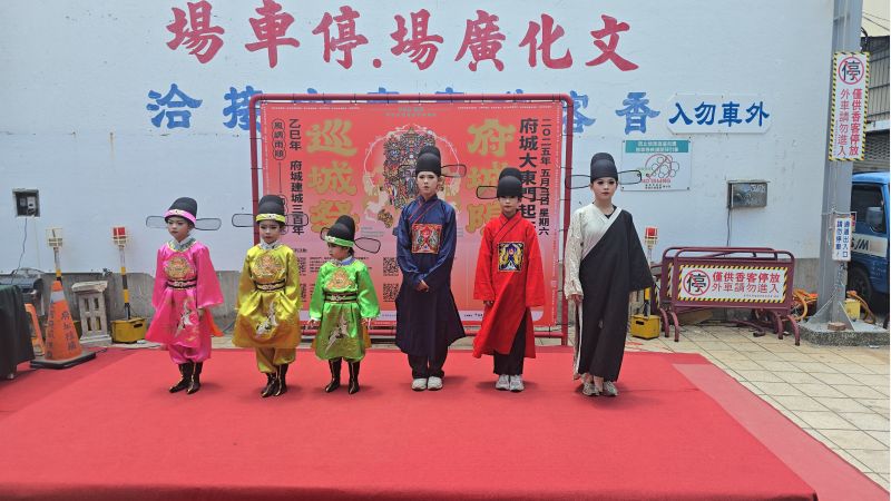 現代版真人24司爺官服 圖片來源:記者 林 清 雲 攝 現代版真人24司爺官服 圖片來源:記者 林 清 雲 攝