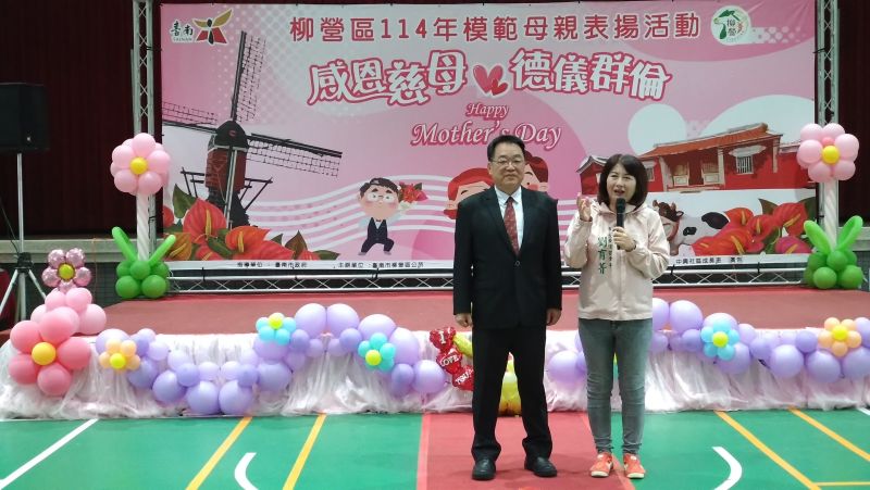 台南市柳營區長顏文穗(左)台南市長黃偉哲夫人劉育菁(右) 台南市柳營區長顏文穗(左)台南市長黃偉哲夫人劉育菁(右)