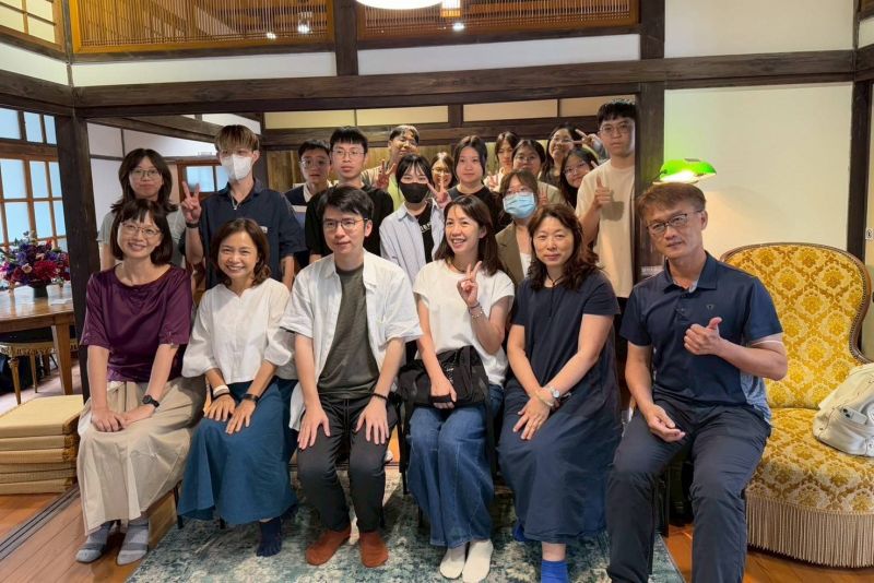 臺南大學國語文學系語文應用組114級同學共同創作的新書《喃喃行過(kiânn—kuè)—生死影跡文學集》在水交社園區敝墟書店舉行新書發表會. 臺南大學國語文學系語文應用組114級同學共同創作的新書《喃喃行過(kiânn—kuè)—生死影跡文學集》在水交社園區敝墟書店舉行新書發表會.