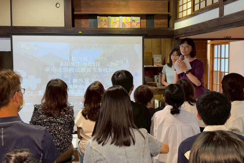 南大國文系指導教授陳昭吟表示《喃喃行過(kiânn—kuè)》不僅是一本書,更是一場邀請人們在閱讀中學習面對無能為力、尋得內心和解的文學旅程. 南大國文系指導教授陳昭吟表示《喃喃行過(kiânn—kuè)》不僅是一本書,更是一場邀請人們在閱讀中學習面對無能為力、尋得內心和解的文學旅程.