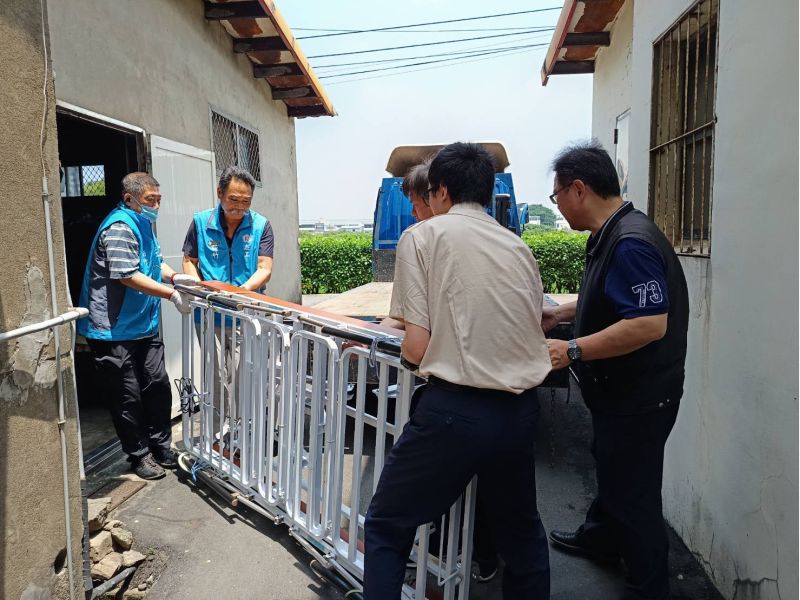 鞠宗顯處長(右一)與同仁、志工及役男齊心協力搬運電動床 鞠宗顯處長(右一)與同仁、志工及役男齊心協力搬運電動床