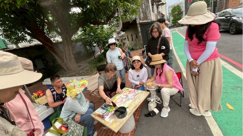 劉信義寫生劉家祠 圖片來源:玄奘大學 劉信義寫生劉家祠 圖片來源:玄奘大學