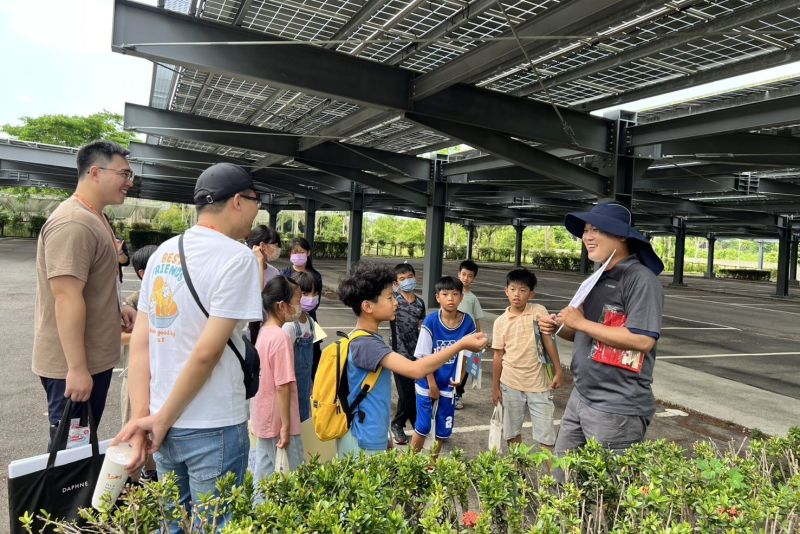 在茂鴻電力公司工程師的專業指導下,山上國小學生實地觀察太陽能板的設計與排列、電力轉換及輸出過程. 在茂鴻電力公司工程師的專業指導下,山上國小學生實地觀察太陽能板的設計與排列、電力轉換及輸出過程.