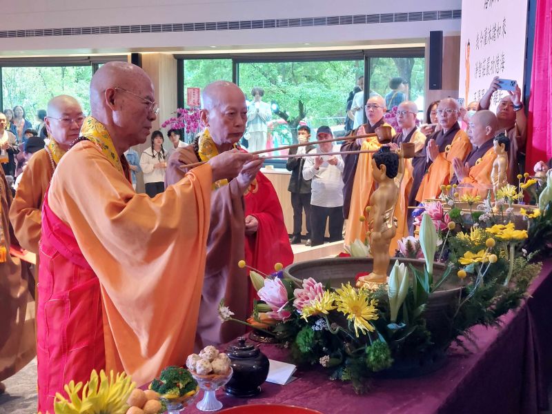 新竹市佛教會理事長真理法師與高雄六龜大行寺方丈傳燈長老香湯浴佛。  圖片來源：玄奘大學