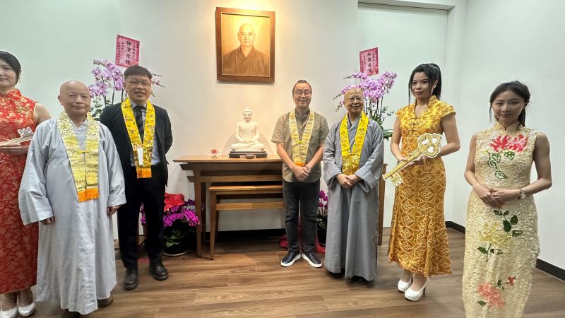 玄奘大學董事長性廣法師（右方第二位）暨普陀淨院開怡法師（左方第一位）於祖師堂攜手啟鑰。由享譽國際畫壇的玄奘大學藝術學院前院長李健儀教授（右方第一位）暨玄奘大學簡紹綺校長（左方第一位）揭幕。  圖片來源：玄奘大學