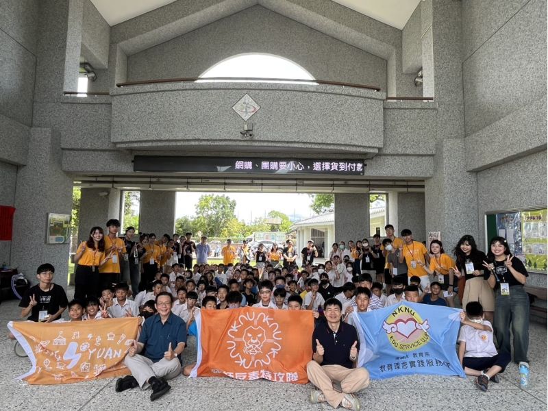 圖1.大手牽小手反毒一起走-特攻隊師生與學童合影 圖1.大手牽小手反毒一起走-特攻隊師生與學童合影