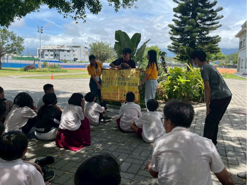 圖2.反毒志工同學教育學童辨識與拒絕毒品--彩虹菸 圖2.反毒志工同學教育學童辨識與拒絕毒品--彩虹菸