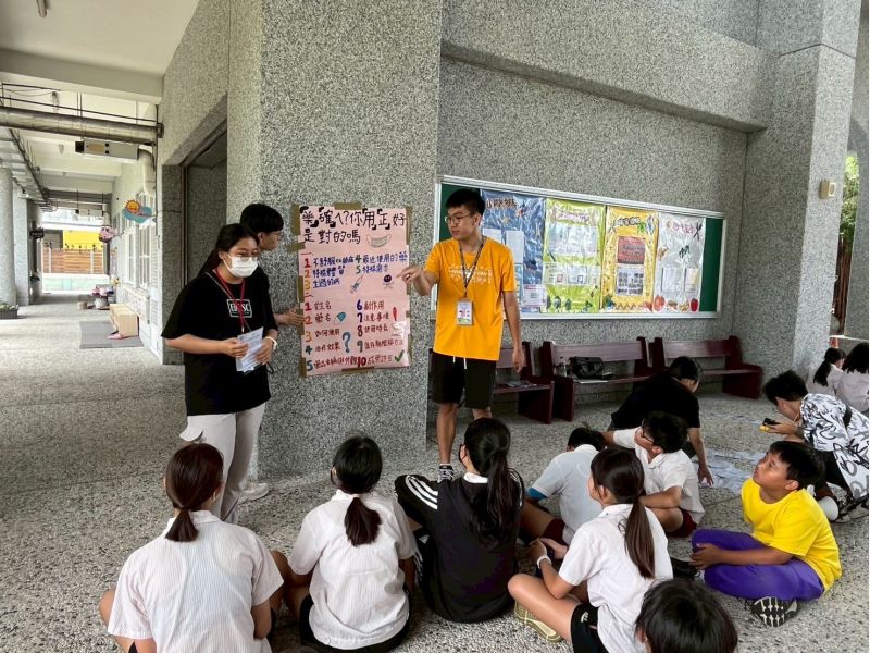 圖3.反毒志工同學教導學童正確的用藥觀念 圖3.反毒志工同學教導學童正確的用藥觀念