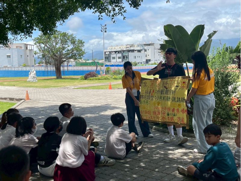 圖4.反毒志工教育學童識別包裹著蜜糖的毒藥 圖4.反毒志工教育學童識別包裹著蜜糖的毒藥
