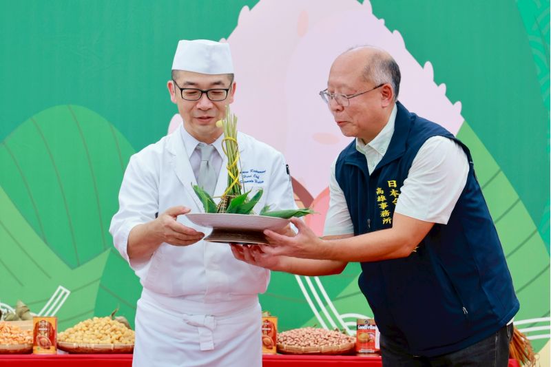 日台交流協會高雄事務所奧正史所長與日航酒店總料理長瀨戶本秀人為大家介紹日本粽文化。 日台交流協會高雄事務所奧正史所長與日航酒店總料理長瀨戶本秀人為大家介紹日本粽文化。