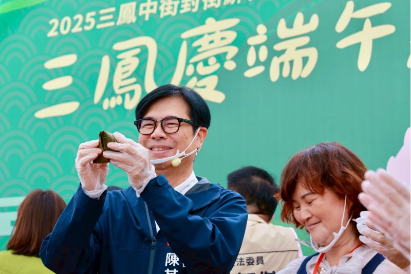 高雄市長陳其邁與日台交流協會高雄事務所奧正史所長、到場立委、議員、三鳳中街伍進昌主委共同體驗包粽樂趣,提前與民眾歡慶端午佳節。 高雄市長陳其邁與日台交流協會高雄事務所奧正史所長、到場立委、議員、三鳳中街伍進昌主委共同體驗包粽樂趣,提前與民眾歡慶端午佳節。