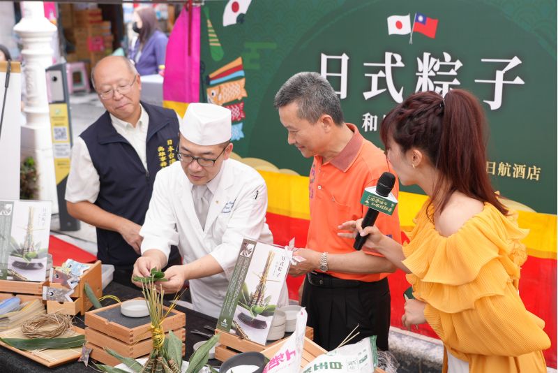 三鳳中街首次結合「日本端午粽」文化,邀請高雄日航酒店大廚教學製作日式粽子,與高雄日僑學校學童一起體會台式包粽樂趣,共同歡慶端午佳節。 三鳳中街首次結合「日本端午粽」文化,邀請高雄日航酒店大廚教學製作日式粽子,與高雄日僑學校學童一起體會台式包粽樂趣,共同歡慶端午佳節。