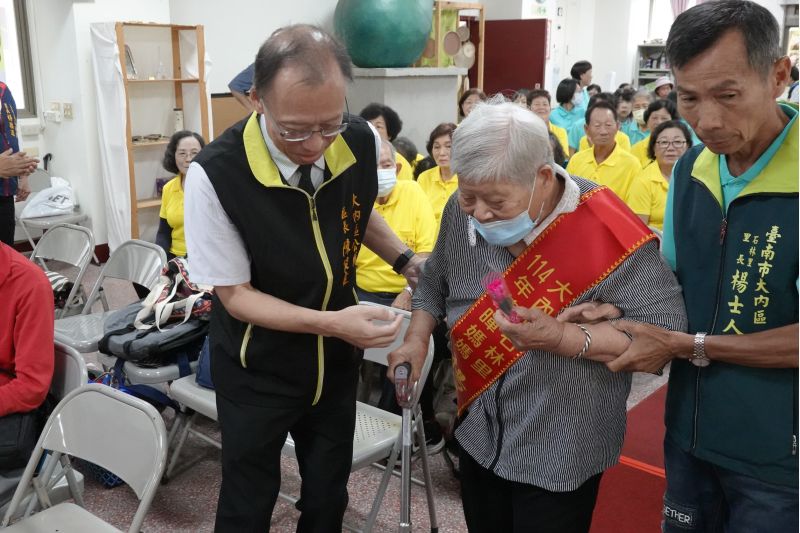 深情頌母恩 大內區母親節表揚活動溫馨登場大內區長陳俊達關懷模範母親合影 深情頌母恩 大內區母親節表揚活動溫馨登場大內區長陳俊達關懷模範母親合影