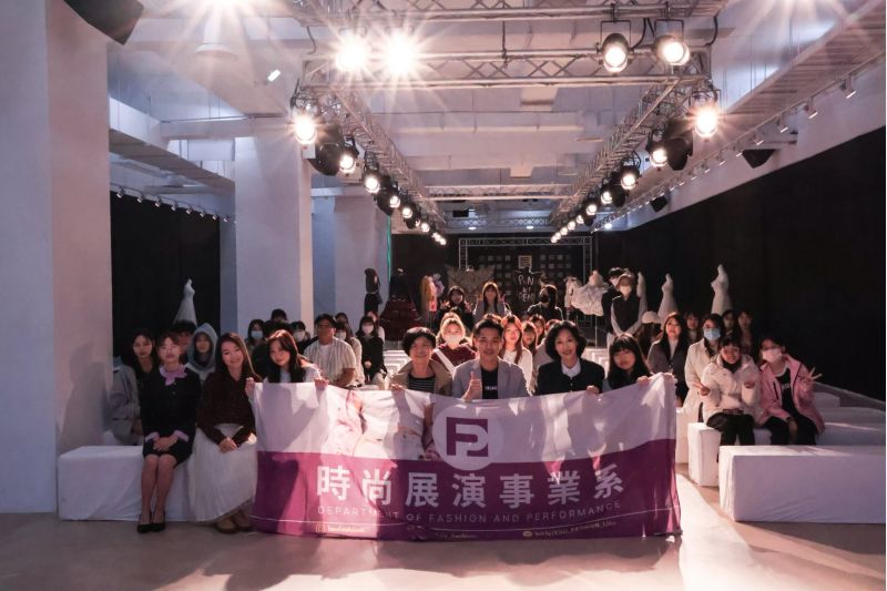 時尚系邀請男星楊皓威蒞校分享跨屆職涯歷程,全體合影. 時尚系邀請男星楊皓威蒞校分享跨屆職涯歷程,全體合影.