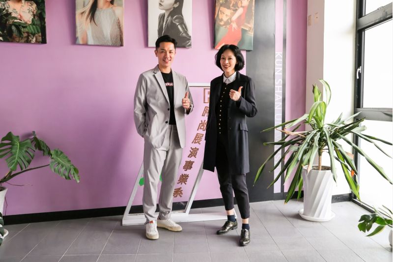 時尚系主任王聖芬(右)感謝楊皓威(左)對學生的無私分享. 時尚系主任王聖芬(右)感謝楊皓威(左)對學生的無私分享.