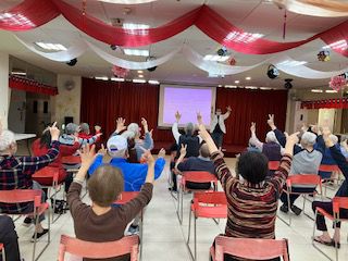 新竹榮家住民跟著胡德綸心理師,做認知運動「雙手指操」。 圖片來源:新竹榮家 新竹榮家住民跟著胡德綸心理師,做認知運動「雙手指操」。 圖片來源:新竹榮家