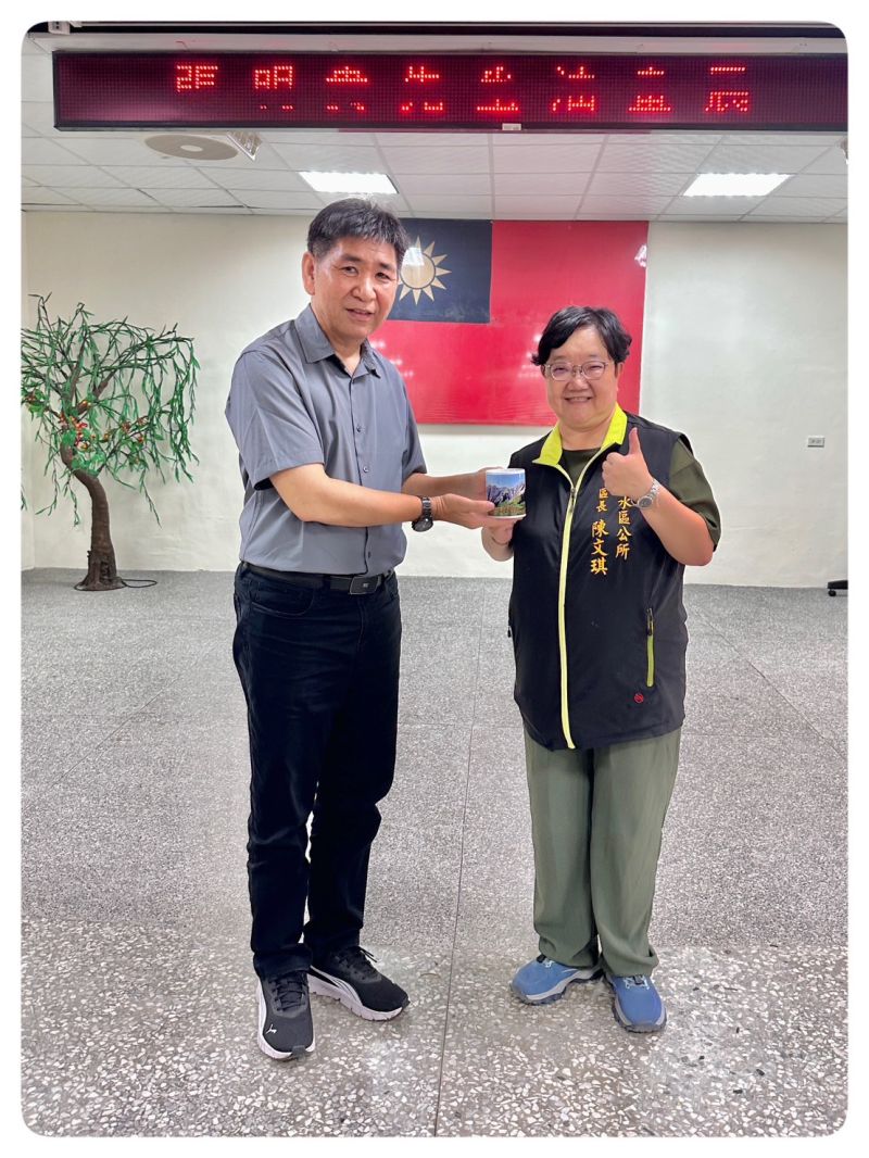 台南市鹽水區長陳文琪（右）致贈感謝狀授予藝術家張明貴（左）