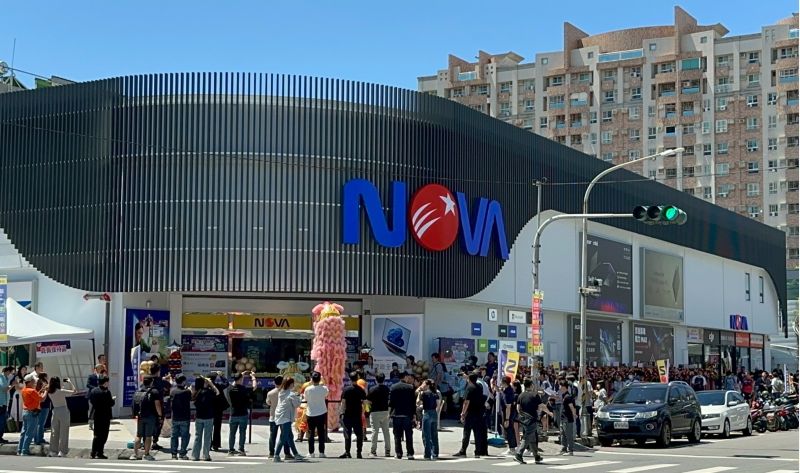 NOVA開幕5月16日起至6月22日期間祭出滿滿好康,吸引排隊人潮搶購。 NOVA開幕5月16日起至6月22日期間祭出滿滿好康,吸引排隊人潮搶購。