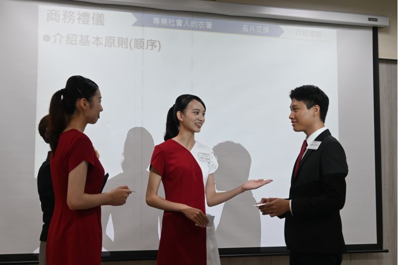 南大親善大使課程內容涵蓋商務場合基本禮儀、肢體語言運用、交際互動技巧等 南大親善大使課程內容涵蓋商務場合基本禮儀、肢體語言運用、交際互動技巧等