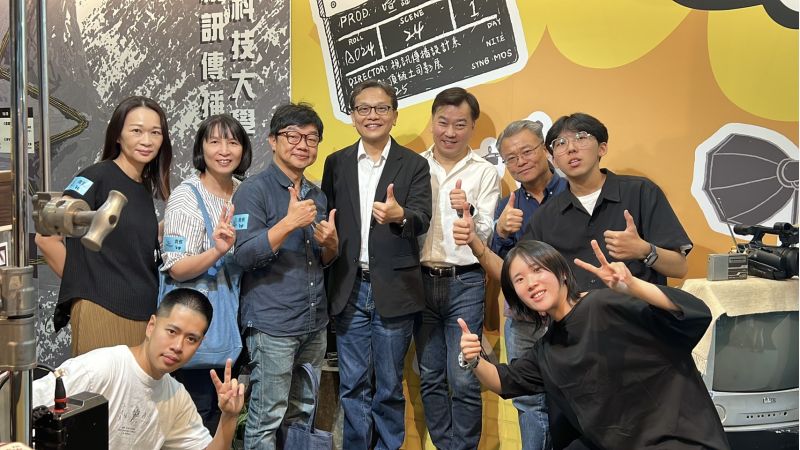 (後排右3起)李天祥校長、鐘俊顏副校長、視訊系曹源峰主任等師長親臨放視大賞會場,給予學生鼓勵. (後排右3起)李天祥校長、鐘俊顏副校長、視訊系曹源峰主任等師長親臨放視大賞會場,給予學生鼓勵.