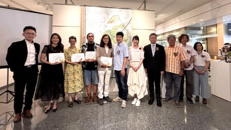與會貴賓與作品獲獎者在彰化成美藝廊合影留念