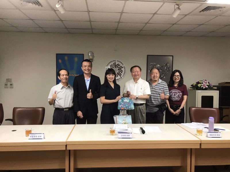 圖1.頒發感謝狀後王校長和林董事長互贈禮品並與副校長等合影 圖1.頒發感謝狀後王校長和林董事長互贈禮品並與副校長等合影