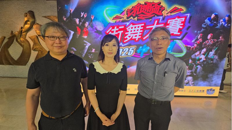 台南市文化局副局長林韋旭（右）和通文化藝術基金會李怡寧董事長（中）欣雄建設董事長朱文煌（左）  圖片來源：記者  林 清 雲  攝