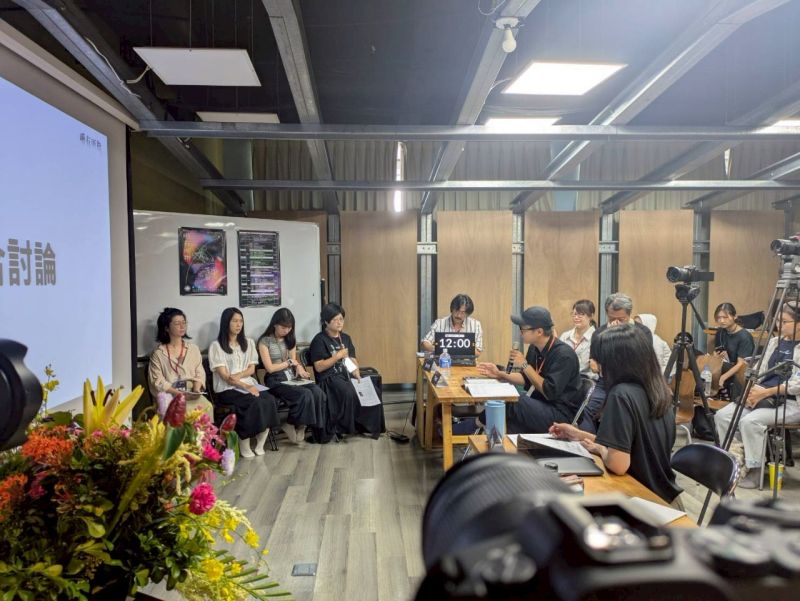 圖2.高師大跨藝所師生與北藝大美術系聯合藝術短講交流精彩豐富 圖2.高師大跨藝所師生與北藝大美術系聯合藝術短講交流精彩豐富