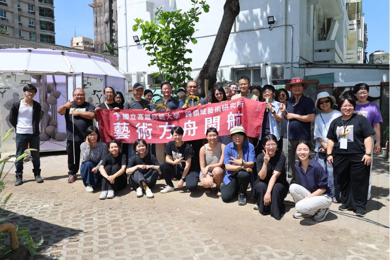 圖5.高師大移動式展演空間藝術方舟開航,王政彥校長與陳立民院長親臨主持 圖5.高師大移動式展演空間藝術方舟開航,王政彥校長與陳立民院長親臨主持