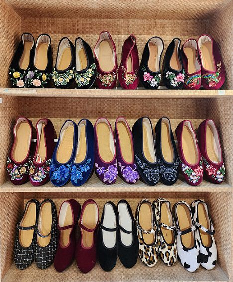 「年繡花鞋」款式多樣，琳瑯滿目，時下最受歡迎的是豹紋和乳牛系列。（鄭佩雯拍攝）